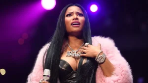 nicki minaj threatens to fire tour dj for signing fans boobs 1200x675 1