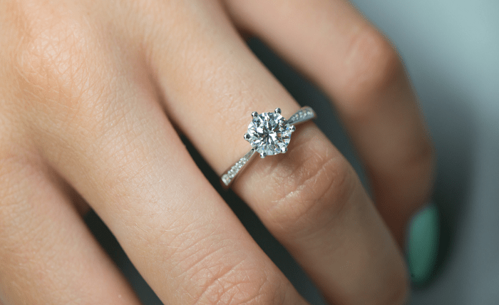 How to Buy an Engagement Ring Online